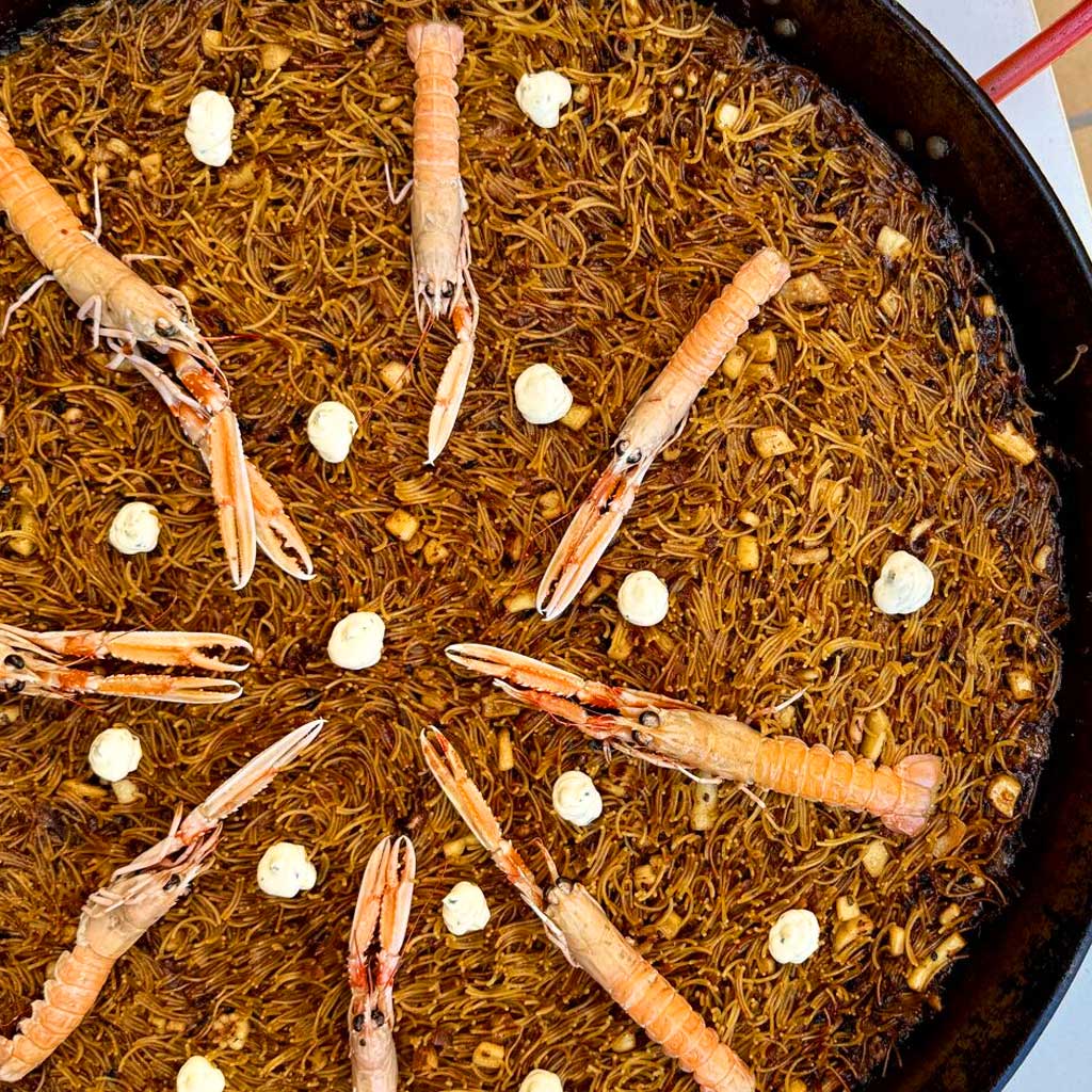 Fideuá frente al mar en Cambrils